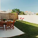 Apartment 2br W- Private Garden, Pool, Gym & Parking *