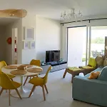 2br W- Private Garden, Pool, Gym & Parking Apartment