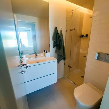 2br W- Private Garden, Pool, Gym & Parking