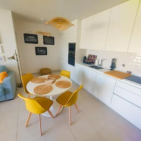 Appartement 2br W- Private Garden, Pool, Gym&parking *