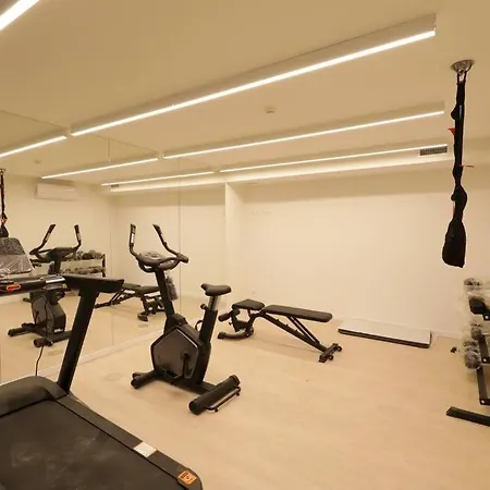 2br W- Private Garden, Pool, Gym & Parking