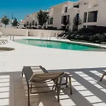 2Br Apt W- Private Garden, Pool, Gym & Parking