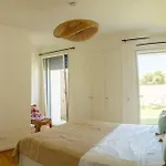 2Br Apt W- Private Garden, Pool, Gym & Parking アパート
