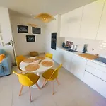 アパート 2Br Apt W- Private Garden, Pool, Gym & Parking *